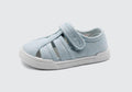 Sandália infantil estilo lona azul claro da Blanditos by Crio's, modelo fechado na frente com tiras e fecho de velcro, sola branca flexível.
