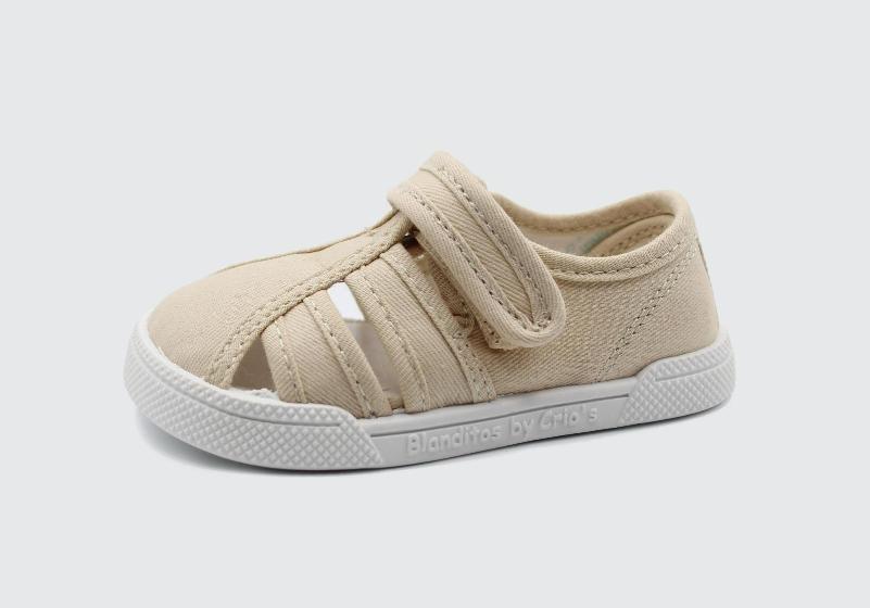 Sandália infantil estilo pescador/ténis em lona bege claro da Blanditos by Crio's, com fecho de velcro e sola branca flexível.