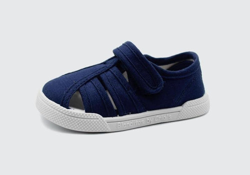 Sandália infantil tipo lona, cor azul marinho (navy), estilo aberto com tiras e fecho de velcro, sola branca flexível com inscrição da marca.