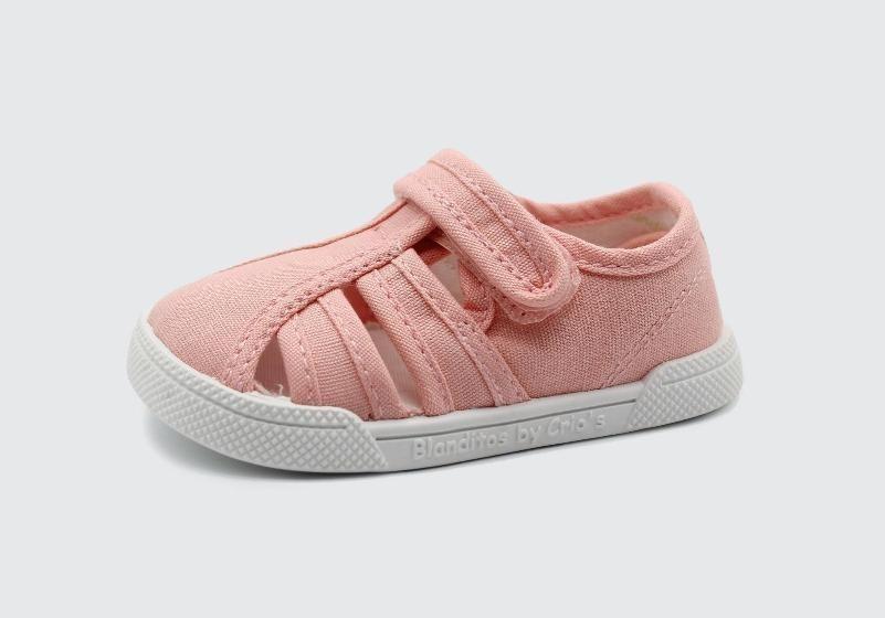 Sandália infantil estilo gladiador em lona rosa claro da Blanditos by Crio's, com fecho de velcro e sola branca.