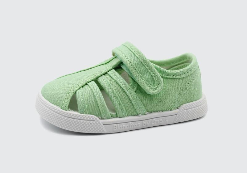 Sandália infantil barefoot Blanditos by Crio's em lona verde-água, estilo clássico com fecho de velcro e sola branca.