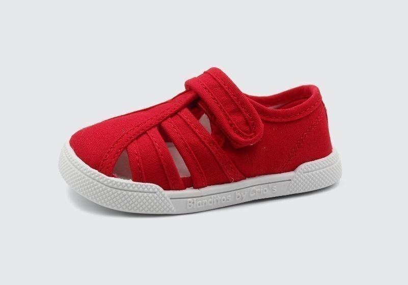 Sandália infantil estilo lona, cor vermelho vivo, da Blanditos by Crio's, com fecho de velcro e sola branca flexível.