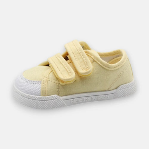 Sapatilha barefoot infantil Blanditos by Crio's modelo Coco em lona amarela clara, com fecho de duplo velcro e sola branca.