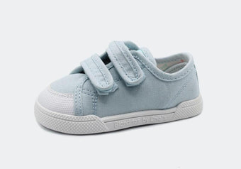 Sapatilha barefoot infantil Blanditos by Crio's, modelo Coco, em lona azul claro com fecho de duplo velcro e biqueira branca.