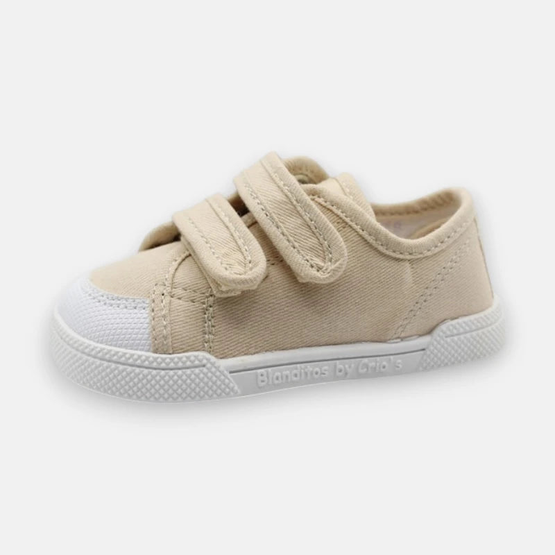 Sapatilha barefoot infantil Blanditos by Crio's, modelo Coco, em lona bege claro com fecho duplo velcro e sola branca.