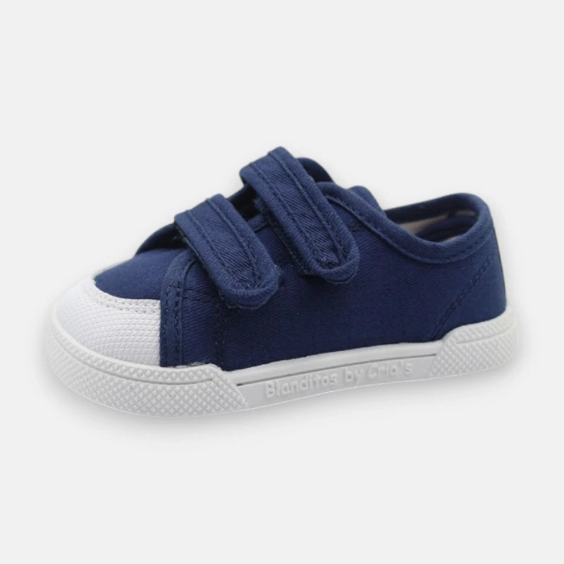 Sapatilha infantil barefoot Blanditos by Crio's, modelo Coco em lona azul-marinho com fecho de duplo velcro e sola branca.