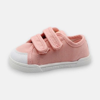 Sapatilha barefoot infantil Blanditos by Crio's, modelo Coco, em lona cor de rosa com fecho de duplo velcro e sola branca.