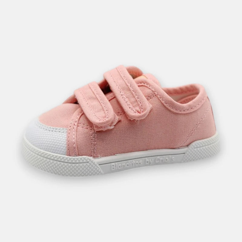 Sapatilha barefoot infantil Blanditos by Crio's, modelo Coco, em lona cor de rosa com fecho de duplo velcro e sola branca.