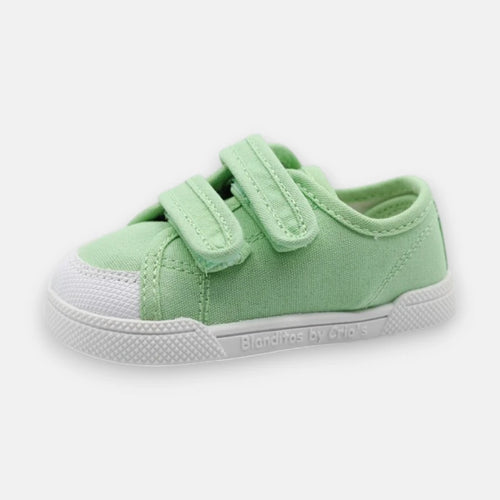 Sapatilha barefoot infantil Blanditos by Crio's, modelo Coco, em lona verde-menta com fecho de duplo velcro e sola branca.