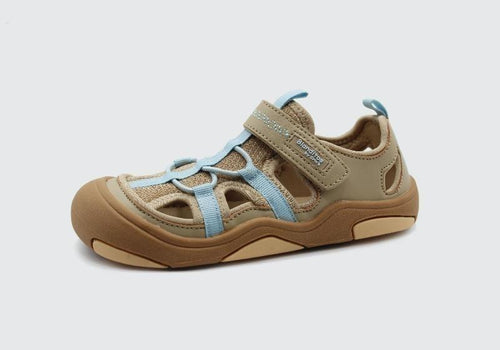 Sandália barefoot desportiva vegana Blanditos by Crio's Olimpo Arena, cor bege/castanho com detalhes em azul claro e fecho de velcro.