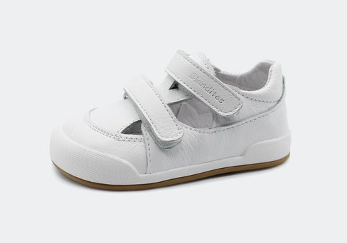 Sandália Barefoot infantil Blanditos Popa em pele genuína branca, com fecho de velcro duplo ajustável e sola flexível castanha.