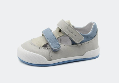 Sandália infantil Barefoot Blanditos Popa Gris em pele, cor cinza claro e azul, com fecho de velcro ajustável e sola flexível.