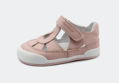 Sandália Barefoot infantil Blanditos by Crio's, modelo Sirena, em pele genuína rosa suave, com fecho de velcro e sola branca protetora.