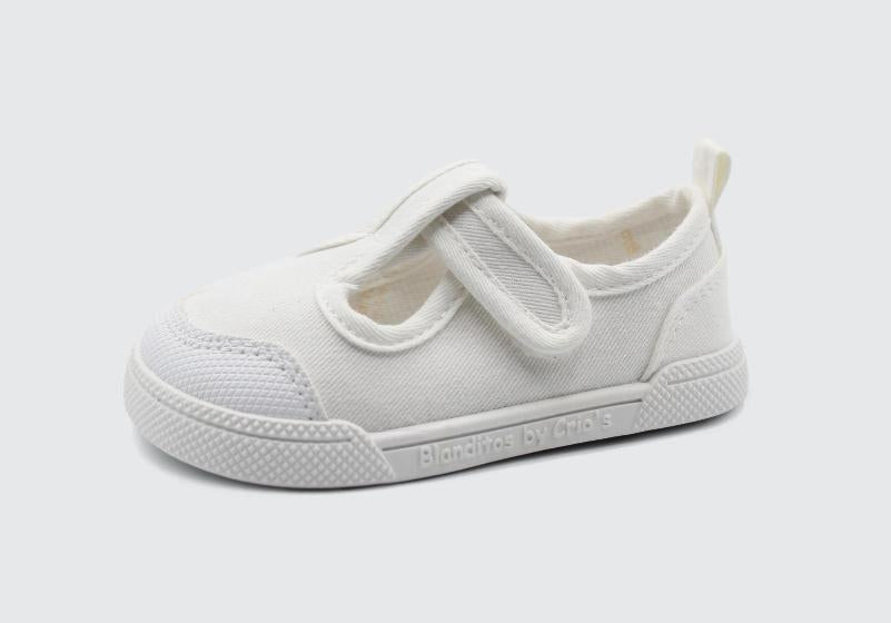 Sandália infantil barefoot Blanditos by Crio's em lona branca, estilo clássico com tira de velcro e ponteira reforçada.