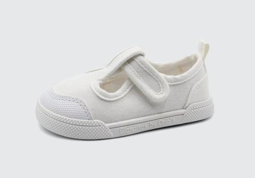 Sandália infantil barefoot Blanditos by Crio's em lona branca, estilo clássico com tira de velcro e ponteira reforçada.