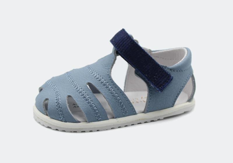 Sandália minimalista azul em pele genuína da Blanditos by Crio's, estilo Barefoot, com fecho de velcro azul-escuro.