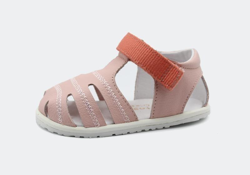 Sandália Barefoot infantil Blanditos by Crio's em pele rosa, com fecho de velcro cor de salmão e sola flexível.