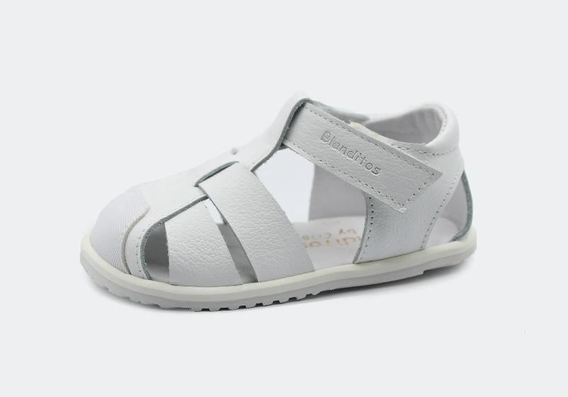 Sandália minimalista infantil Blanditos by Crio's, modelo Costa, em pele genuína branca, com fecho de velcro ajustável.