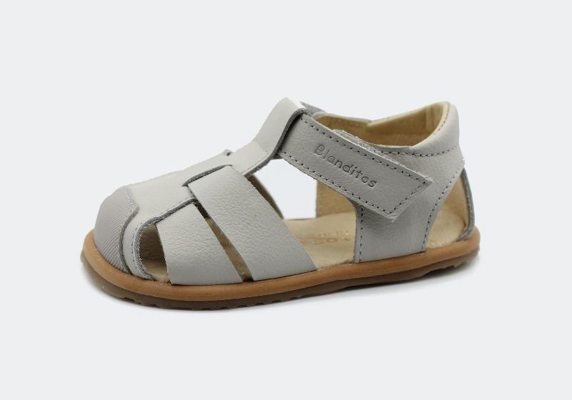 Sandália minimalista Barefoot infantil Blanditos by Crio's, cor cinza (gris), pele genuína, com fecho de velcro ajustável e sola flexível.