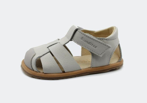 Sandália minimalista Barefoot infantil Blanditos by Crio's, cor cinza (gris), pele genuína, com fecho de velcro ajustável e sola flexível.