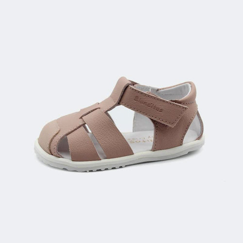 Sandália minimalista infantil Blanditos by Crio's em pele genuína cor rosa poeira, com fecho de velcro e sola flexível branca.