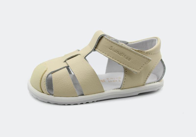 Sandália minimalista Barefoot para criança Blanditos Costa Vanila em pele genuína cor creme, com fecho de velcro ajustável e sola flexível.