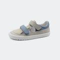 Sandália Blanditos by Crio's Viento Gris, fechada, em pele cinzenta e azul, com fecho de velcro ajustável. Ideal para os primeiros passos, confortável e respirável.