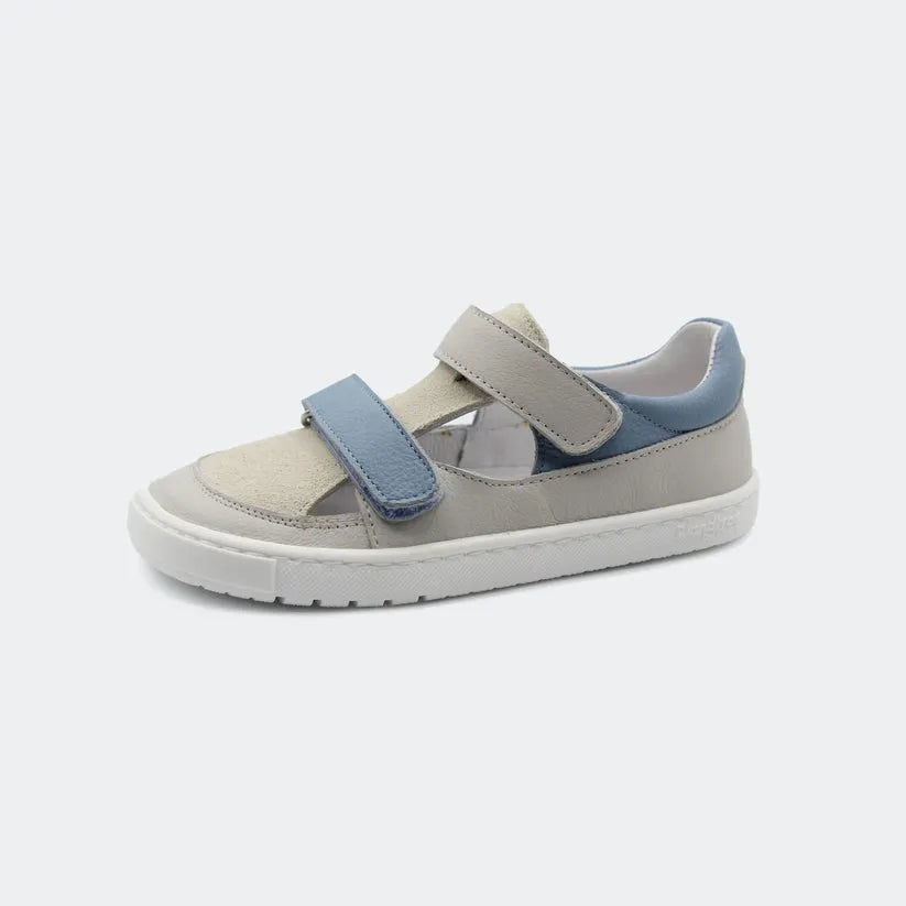 Sandália Blanditos by Crio's Viento Gris, fechada, em pele cinzenta e azul, com fecho de velcro ajustável. Ideal para os primeiros passos, confortável e respirável.