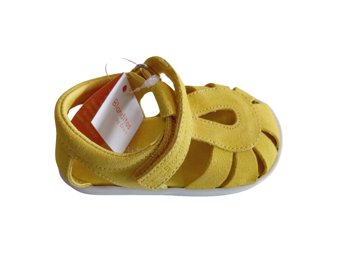 Sandália minimalista Blanditos by Crio's India Amarelo vista frontal. Calçado respeitador infantil em couro.