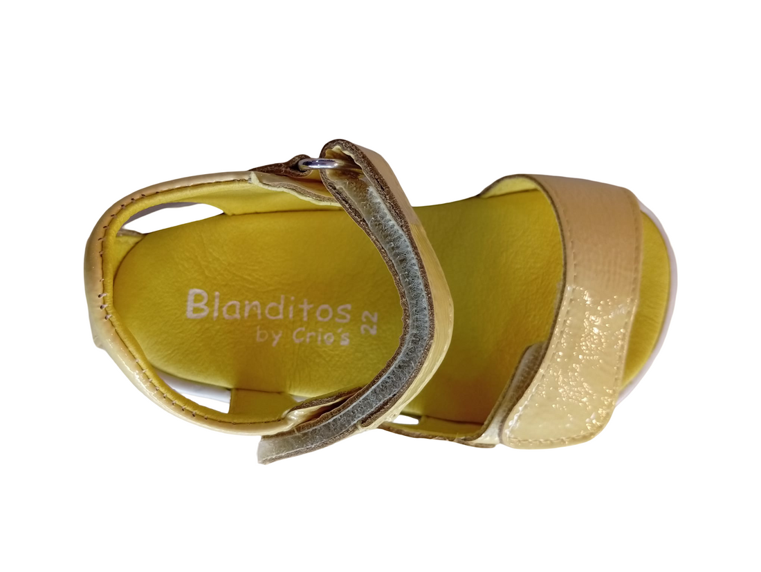 Blanditos by Crio's Sandálias Abertas Caribe Amarelo vista superior. Calçado respeitador infantil com logo na palmilha.