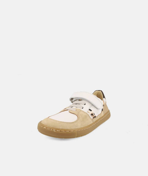 Sapatilha infantil barefoot Blanditos Seul Print em pele bege e branca com padrão leopardo, fecho velcro, vista frontal.
