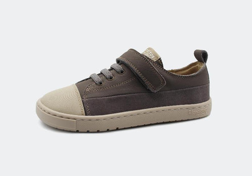 Sapatilha infantil barefoot Blanditos Ancla em pele castanha escura/cinza, com biqueira bege e fecho duplo de atacadores elásticos e velcro.