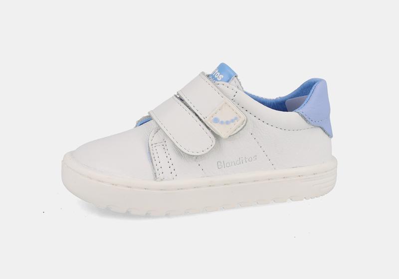Sapatilha infantil Barefoot Blanditos Atenas azul e branca, em pele, com fecho de velcro duplo e biqueira larga.