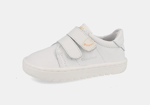Sapatilha infantil barefoot Blanditos Atenas branca, com fecho duplo de velcro e sola fina, ideal para o desenvolvimento natural do pé.
