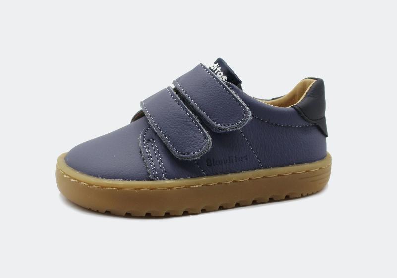 Sapatilhas Blanditos by Crio's Atenas (Jeans) em azul-ganga, com sola flexível e fecho de velcro duplo, vistas de lado.
