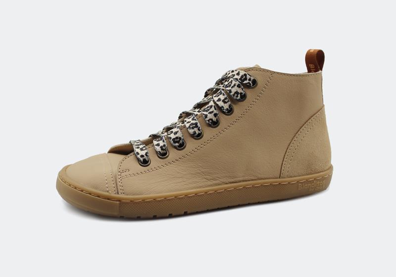 Sapatilha infantil estilo basket, cor bege, da Blanditos by Crio's, com atacadores de padrão leopardo e sola fina.