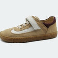 Sapatilha infantil barefoot Blanditos Berlin Arena26, em pele bege e cru, com fecho de velcro branco e detalhe no calcanhar em tom bordô.