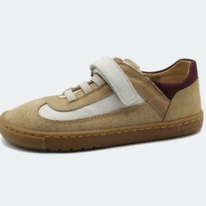 Sapatilha infantil barefoot Blanditos Berlin Arena26, em pele bege e cru, com fecho de velcro branco e detalhe no calcanhar em tom bordô.