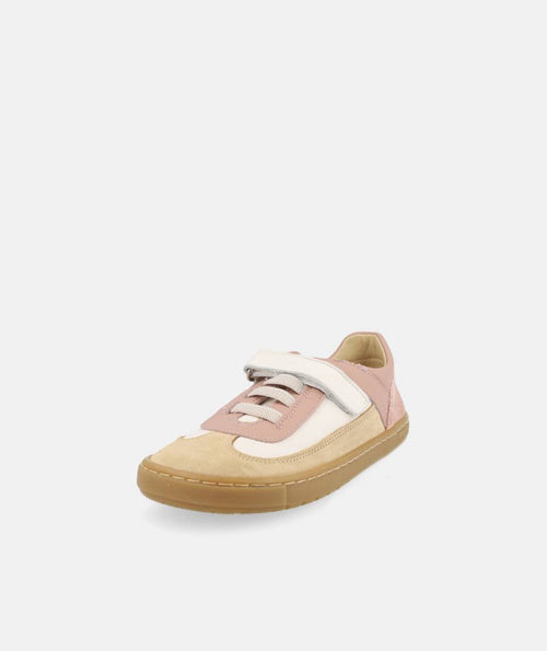 Sapatilha desportiva infantil barefoot Blanditos Berlin rosa, bege e branca, com fecho de velcro e sola de borracha. Vista frontal ligeiramente inclinada.