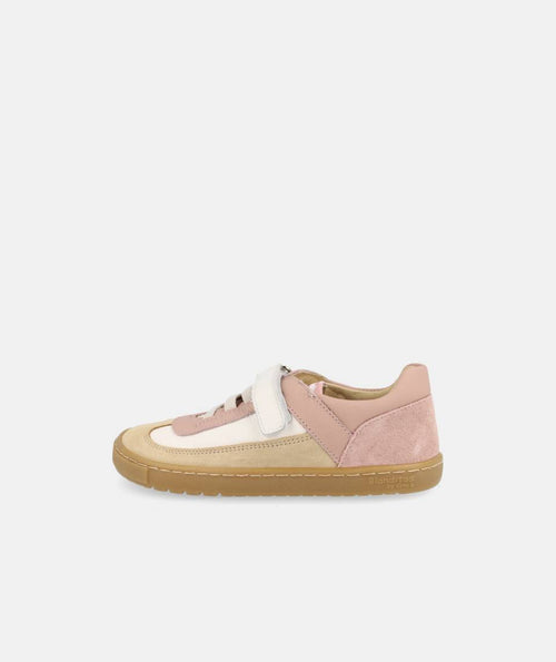 Sapatilha barefoot Blanditos Berlin rosa e bege, perfil lateral, mostrando a sola fina e o fecho de velcro. Logótipo visível na sola.