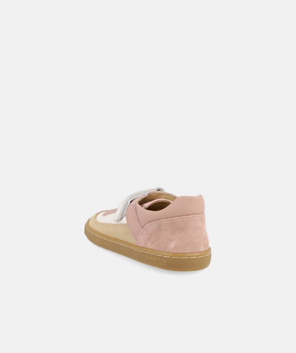 Vista traseira da sapatilha infantil Blanditos Berlin rosa e bege, destacando o calcanhar acolchoado e a sola flexível.