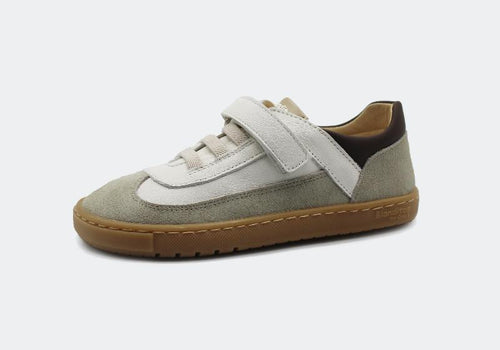 Sapatilha barefoot infantil Blanditos Berlin, cor verde e bege, com fecho de velcro duplo e sola de borracha castanha.