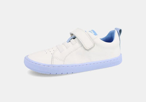 Sapatilha infantil barefoot Blanditos Borneo BA, pele branca com sola e detalhes em azul claro, fecho de velcro e atacadores elásticos.