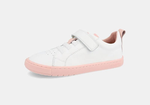 Sapatilha infantil barefoot Blanditos by Crio's modelo Borneo, cor branca com sola e detalhes em rosa claro, vista lateral.