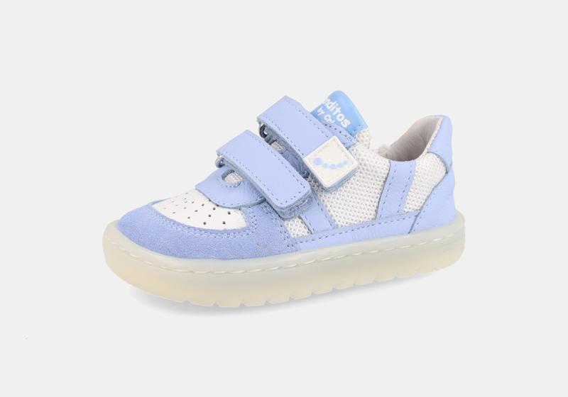 Sapatilha infantil Blanditos Caicos azul claro e branca, estilo desportivo, com fecho duplo de velcro e biqueira larga, ideal para calçado barefoot.