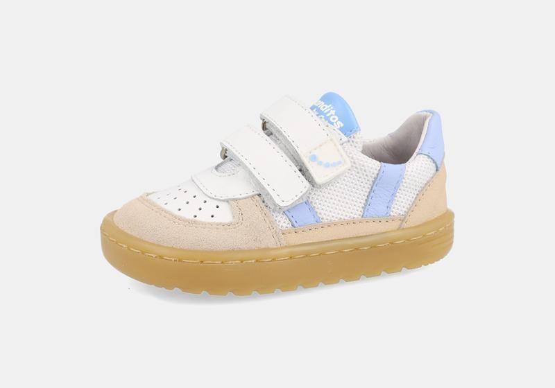 Sapatilha infantil barefoot Blanditos Caicos BA, pele suave bege e branca com detalhes em azul claro e fecho duplo velcro.