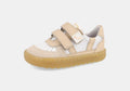 Sapatilha infantil Barefoot Blanditos Caicos Beige, pele suave e malha branca, com fecho duplo velcro, sola fina de borracha.