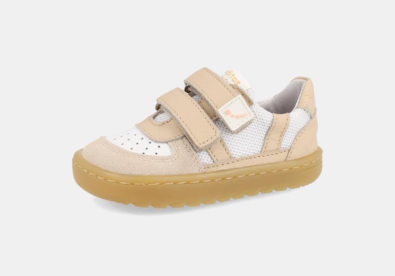 Sapatilha infantil Barefoot Blanditos Caicos Beige, pele suave e malha branca, com fecho duplo velcro, sola fina de borracha.