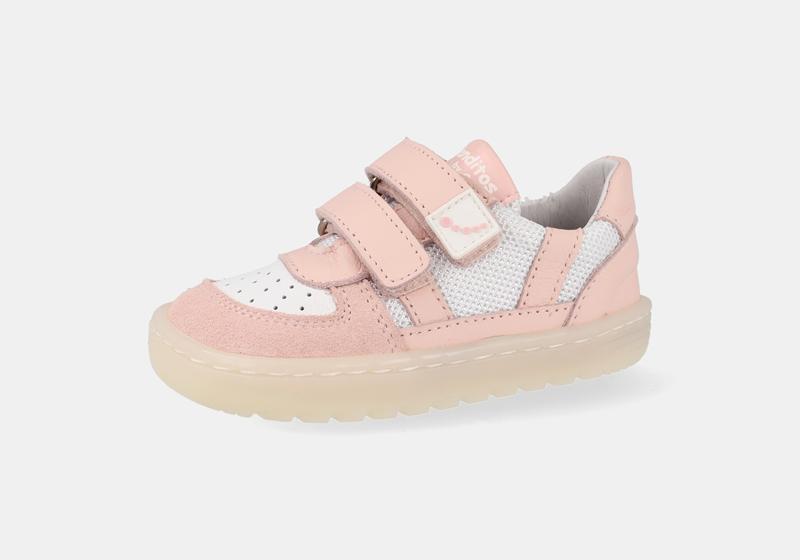 Sapatilha infantil Barefoot Blanditos Caicos rosa e branco, pele, fecho duplo velcro, sola fina e flexível, vista lateral.
