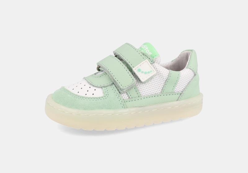 Sapatilha infantil Barefoot Blanditos Caicos verde menta e branco, pele suave, fecho duplo velcro, sola fina e flexível.